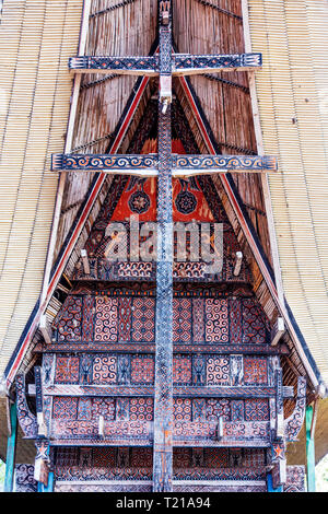 Asia, Asia Sudorientale, Indonesia, Sulawesi, Tana Toraja. Dettaglio del timpano su una tipica casa Torajan o Tongkonan Foto Stock