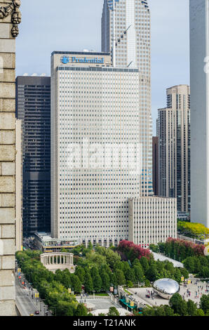 L'esterno dell'edificio prudenziali compresa Millennium Park e Cloud Gate Foto Stock