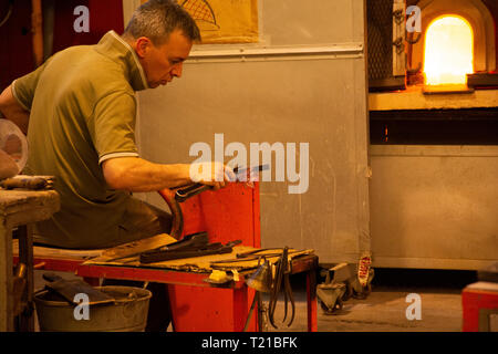 Venezia, Italia. Sabato 23 marzo 2019. Un maestro artigiano forme il vetro a Murrano Fabbrica del Vetro . Foto Stock