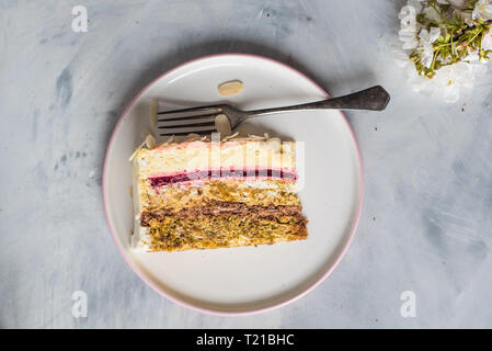 Vista aerea di una fetta di mousse al cioccolato torta su una piastra bianca Foto Stock