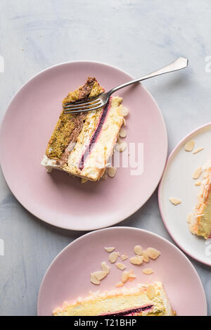 Vista aerea di una fetta di mousse al cioccolato la torta su un piatto rosa Foto Stock