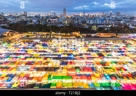 Thailandia, Bangkok, Ratchada Rot Fai del mercato di notte Foto Stock