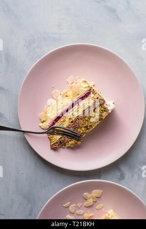 Vista aerea di una fetta di mousse al cioccolato la torta su un piatto rosa Foto Stock
