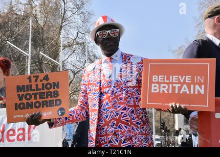 29 mar 2019. Il dimostratore Giuseppe Afrane. Marzo a lasciare, manifestanti radunati in Piazza del Parlamento il giorno che il Regno Unito è stato originariamente dovuto abbandonare l'Unione europea, la Casa del Parlamento, Westminster, London. UK Credit: Michael melia/Alamy Live News Foto Stock