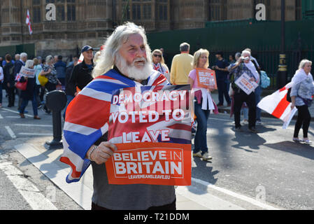 Londra, Regno Unito. 29 marzo, 2019. Gli attivisti Pro-Brexit dimostrare di fronte alla sede del Parlamento, il giorno in cui il Regno Unito è stato supposto per essere a lasciare l'UE. Credito: Thomas Krych/Alamy Live News. Foto Stock