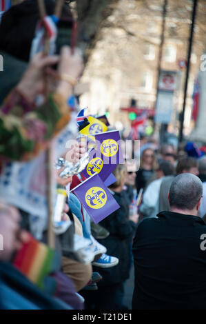 Londra, Regno Unito. 29 Mar, 2019. Persone che trattengono le bandiere provenienti da Regno Unito Independence Party UKIP durante un rally Pro-Leave vicino Piazza del Parlamento. Credito: Sandip Savasadia/Alamy Live News Foto Stock