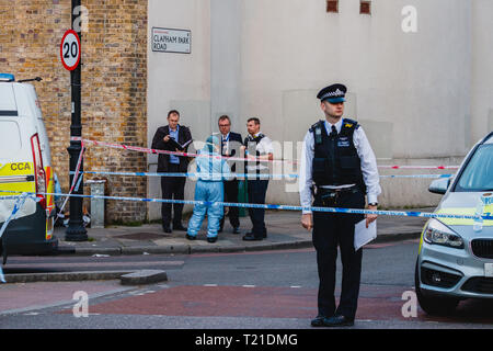 Clapham Common, Londra, Regno Unito - 29 Marzo 2019: Stabbing di scena a Clapham Park Road vicino al Clapham Common stazione della metropolitana. Uno 40 anno vecchio uomo morto in scena. Credito: Joao Duraes/Alamy Live News Foto Stock