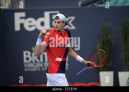 Giardini di Miami, Florida, Stati Uniti d'America. 29 mar 2019. John Isner NEGLI STATI UNITI D' AMERICA sconfigge Felix Auger-Aliassime del Canada in semi finale durante il giorno dodici del Miami Open tennis su Marzo 29, 2019 nei giardini di Miami, Florida. Persone: John Isner Credito: tempeste Media Group/Alamy Live News Foto Stock