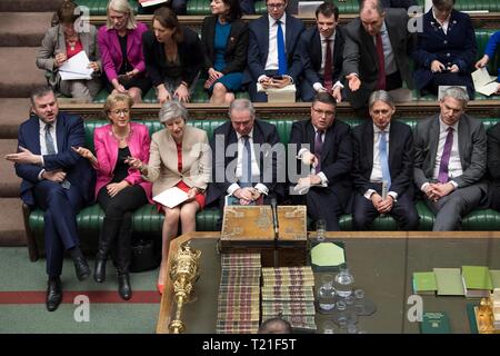 Londra, Gran Bretagna. 29 Mar, 2019. Il Primo Ministro inglese Theresa Maggio (3a L, anteriore) assiste il dibattito alla Camera dei Comuni di Londra, Gran Bretagna, il 29 marzo 2019. British i legislatori di venerdì ha votato per la bocciatura del Primo Ministro Theresa Maggio Brexit della trattativa, che è già stato respinto due volte in Parlamento a partire dal mese di gennaio. Credit: UK europeo/Mark Duffy/Xinhua/Alamy Live News Foto Stock