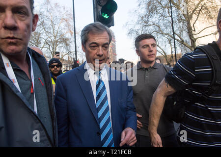 Londra, Regno Unito. 29 Mar, 2019. Ex leader dell'UKIP Nigel Farage lasciando dopo aver affrontato la folla, che il Regno Unito è stato originariamente programmato per lasciare l'Unione europea il 29 marzo 2019 (il Consiglio europeo ha approvato la settimana scorsa per un'estensione almeno fino al 12 Aprile). Brexit trattativa a MPs. Credito: Michael Tubi/Alamy Live News Foto Stock