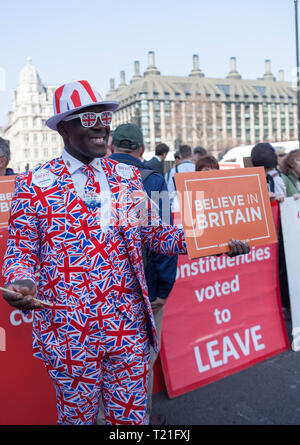 Pro Brexit marzo 29/3/2019 Protester vestito in Unione Jack adatto al di fuori della sede del Parlamento, Westminster, Londra, Regno Unito Foto Stock