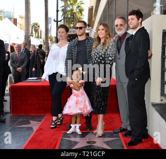 Los Angeles, Stati Uniti d'America. 29 Mar, 2019. LOS ANGELES, CA. Marzo 29, 2019: Elizabeth Ann Hanks, Chet Hanks, Mikaiah Hanks, Rita Wilson, Tom Hanks & Truman Hanks all'Hollywood Walk of Fame Star Cerimonia in onore di attrice Rita Wilson. Credito Foto: Paul Smith/Alamy Live News Foto Stock