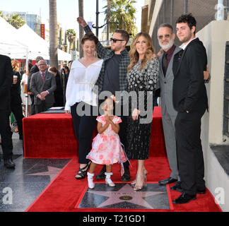 Los Angeles, Stati Uniti d'America. 29 Mar, 2019. LOS ANGELES, CA. Marzo 29, 2019: Elizabeth Ann Hanks, Chet Hanks, Mikaiah Hanks, Rita Wilson, Tom Hanks & Truman Hanks all'Hollywood Walk of Fame Star Cerimonia in onore di attrice Rita Wilson. Credito Foto: Paul Smith/Alamy Live News Foto Stock