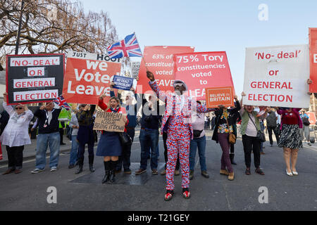 Londra, Regno Unito. 29 Mar, 2019. Centinaia di manifestanti marzo al Parlamento per dimostrare il giorno in cui il Regno Unito dovrebbe avere lasciato l'UE. Credito: Kevin J. Frost/Alamy Live News Foto Stock