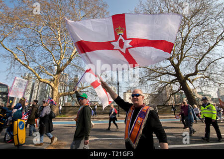 Londra, Regno Unito. 29 Mar, 2019. Migliaia di lasciare i sostenitori hanno protestato presso Westminster contro il ritardo di Brexit, nel giorno in cui il Regno Unito avrebbe dovuto lasciare l'UE. Londra-29/03/2019 Credit: Vehbi Roca/Alamy Live News Foto Stock