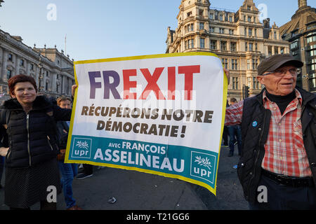 Londra, Regno Unito. - Marzo 29, 2019: un banner detenute dal francese Brexit sostenitori a una dimostrazione in piazza del Parlamento il giorno in cui il Regno Unito dovrebbe avere lasciato l'UE. Credito: Kevin J. Frost/Alamy Live News Foto Stock