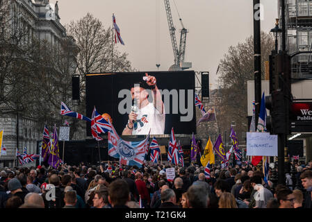 Tommy Robinson parlando alla manifestazione. Westminster, Londra, Regno Unito. Le manifestazioni hanno avuto luogo da Brexiteers per protestare contro il governo del Regno Unito è nell'impossibilità di seguire attraverso con lasciando l'Unione europea nonostante il risultato del referendum. Il giorno che un movimento Brexit ha avuto luogo nel Parlamento europeo un gran numero di persone si sono radunate fuori per fare il loro punto sentito. Foto Stock