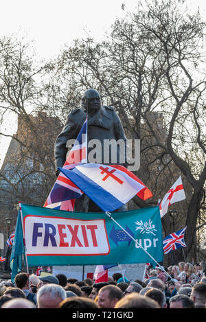 Westminster, Londra, Regno Unito. Le manifestazioni hanno avuto luogo da Brexiteers per protestare contro il governo del Regno Unito è nell'impossibilità di seguire attraverso con lasciando l'Unione europea nonostante il risultato del referendum. Il giorno che un movimento Brexit ha avuto luogo nel Parlamento europeo un gran numero di persone si sono radunate fuori per fare il loro punto sentito. Churchill statua Foto Stock