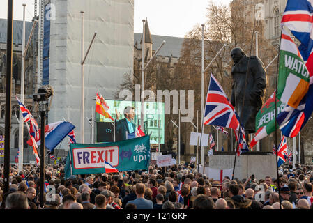 Westminster, Londra, Regno Unito. Le manifestazioni hanno avuto luogo da Brexiteers per protestare contro il governo del Regno Unito è nell'impossibilità di seguire attraverso con lasciando l'Unione europea nonostante il risultato del referendum. Il giorno che un movimento Brexit ha avuto luogo nel Parlamento europeo un gran numero di persone si sono radunate fuori per fare il loro punto sentito. Churchill statua Foto Stock