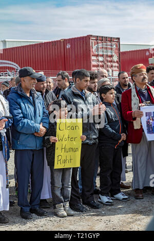 Detroit, Michigan, Stati Uniti d'America. 29 Mar, 2019. Dopo la preghiera del venerdì al Masjid (moschea) Muath Bin Jabel, persone hanno marciato al vicino a noi ecologia impianto di opporsi a un progetto di espansione dell'impianto di smaltimento di rifiuti pericolosi. La pianta è vicino a basso reddito, la maggior parte immigrati quartiere. Credito: Jim West/Alamy Live News Foto Stock