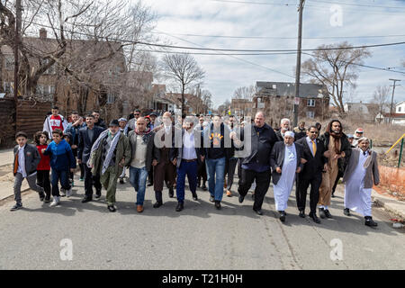 Detroit, Michigan, Stati Uniti d'America. 29 Mar, 2019. Dopo la preghiera del venerdì al Masjid (moschea) Muath Bin Jabel, persone hanno marciato al vicino a noi ecologia impianto di opporsi a un progetto di espansione dell'impianto di smaltimento di rifiuti pericolosi. La pianta è vicino a basso reddito, la maggior parte immigrati quartiere. Credito: Jim West/Alamy Live News Foto Stock