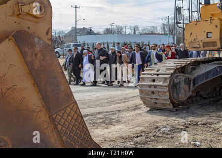 Detroit, Michigan, Stati Uniti d'America. 29 Mar, 2019. Dopo la preghiera del venerdì al Masjid (moschea) Muath Bin Jabel, persone hanno marciato al vicino a noi ecologia impianto di opporsi a un progetto di espansione dell'impianto di smaltimento di rifiuti pericolosi. La pianta è vicino a basso reddito, la maggior parte immigrati quartiere. Credito: Jim West/Alamy Live News Foto Stock