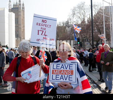I manifestanti con striscioni, dimostrare al Parlamento verde contro il ritardo di Brexit, nel giorno in cui il Regno Unito dovrebbe avere lasciato l'UE Foto Stock