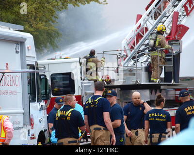 Dallas, Stati Uniti d'America. 29 Mar, 2019. Condominio fuoco sposta 24 famiglie. Credito: dallaspaparazzo/Alamy Live News Foto Stock