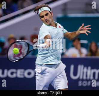 Giardini di Miami, Florida, Stati Uniti d'America. 29 Mar, 2019. Roger Federer, della Svizzera, colpisce un diretti contro Denis Shapovalov, del Canada, durante una semifinale partita al 2019 Miami Open presentato da Itau professional tennis tournament, giocato all'Hardrock Stadium di Miami, Florida, Stati Uniti d'America. Federer ha vinto 6-2, 6-4. Mario Houben/CSM/Alamy Live News Foto Stock