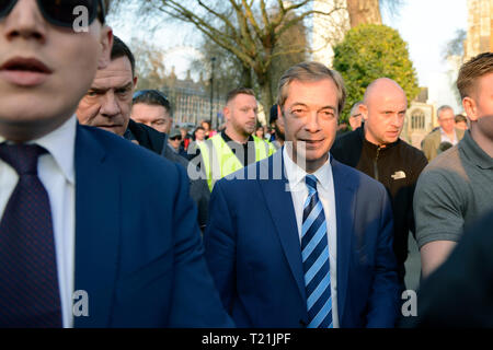 Ex leader dell'UKIP Nigel Farage visto lasciare il lasciare significa lasciare la tappa in Piazza del Parlamento dopo aver affrontato un discorso ai suoi sostenitori. Un lasciare significa lasciare pro Brexit marzo iniziato il 16 Marzo a Sunderland, UK e si è conclusa con un rally in piazza del Parlamento il 29 marzo a Londra, lo stesso giorno che il Regno Unito ha pianificato di lasciare l'Unione europea. Pro Brexit manifestanti radunati in Piazza del Parlamento per esigere dal governo per fornire ciò che è stato promesso e lasciare l'Unione europea senza una trattativa. Nigel Farage e Tommy Robinson erano visti dare discorsi ai loro sostenitori in diverse fasi Foto Stock