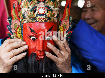 (190330) -- Pechino, 30 marzo 2019 (Xinhua) -- un folk artista indossa una maschera di Dixi opera nel villaggio Zhouguan del distretto Xixiu in Anshun, a sud-ovest della Cina di Guizhou, 28 marzo 2019. Dixi, un locale opera in Anshun, è stato elencato come uno dei national immateriali del patrimonio culturale nel 2006. Nel villaggio Zhouguan, c'è una troupe Dixi dotate di membri da adolescente a octogenarian. Le prestazioni di una secolare troupe è popolare tra gli abitanti dei villaggi locali. Membri della troupe di solito discutere rendendo specialità di Dixi maschera e le prestazioni dei giochi stagione agricola. (Xinhua/Yang Wenbin) Foto Stock