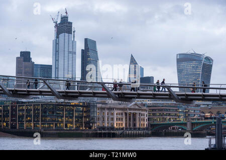 Pechino, Cina. 6 Mar, 2019. Persone attraversano il millennio Ponte sul Fiume Tamigi a Londra, in Gran Bretagna il 6 marzo 2019. Credito: Stephen Chung/Xinhua/Alamy Live News Foto Stock