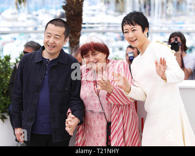 Parigi, 17 maggio. 28 Mar, 2019. Foto d'archivio mostra che il direttore francese e presidente della fotocamera d'o Giuria Agnes Varda (C) in posa con il regista cinese Jia Zhangke (L) e attrice cinese Zhao Tao dopo un photocall della fotocamera d'Or giuria presso la 66Cannes Film Festival di Cannes, Francia meridionale, 17 maggio 2013. Direttore francese Agnès Varda è deceduto il 28 marzo 2019. Credito: Gao Jing/Xinhua/Alamy Live News Foto Stock