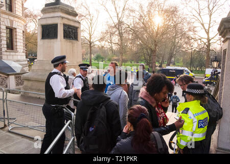 Londra, Regno Unito. Il 29 marzo 2019, il giorno in cui il Regno Unito era dovuto a lasciare l'UE. Vi è stato qualche problema in seguito al di fuori di Downing Street ma precedentemente a 5pm sicuro cordoni di polizia ad accesso limitato lungo Whitehall in entrambe le direzioni e di qui all'accesso dal parco verde creando una zona sterile. Credito: Scott Hortop/Alamy Live News. Foto Stock