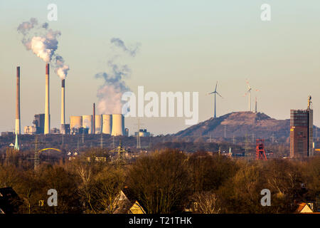 Vista sulla Nordsternpark a Gelsenkirchen, sul Scholven heap con l'EON Scholven impianto alimentato a carbone, Germania Foto Stock