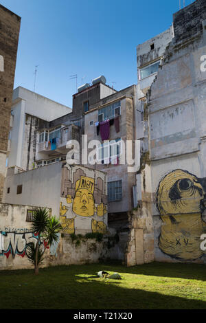 Taranto, Italia - 3 Febbraio 2019 - Il centro di una grande città del sud Italia, sul mare con il settore portuale, in una giornata di primavera. Graffiti su un buil Foto Stock