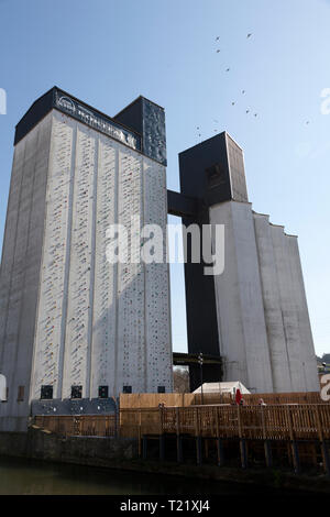 Roktface, Regno Unito i livelli più elevati di man-made parete di arrampicata su un grano in disuso silo, Brighouse, West Yorkshire Foto Stock