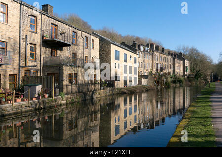 Fila di vecchie case di banca Canale di Beagle con simpatia nuova build nel centro, Luddenden piede, West Yorkshire Foto Stock