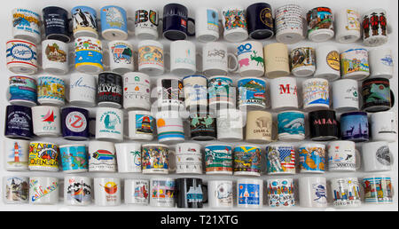 Tazze souvenir, Ricordi, tazze tazze da caffè, Potts, da diverse posizioni, Paesi souvenir di viaggio, Foto Stock