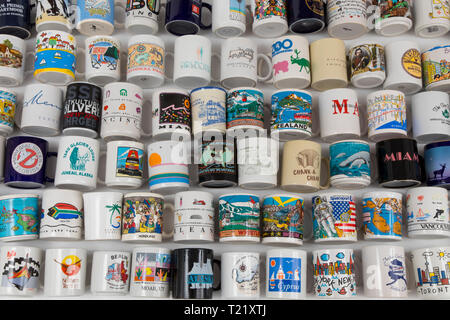 Tazze souvenir, Ricordi, tazze tazze da caffè, Potts, da diverse posizioni, Paesi souvenir di viaggio, Foto Stock