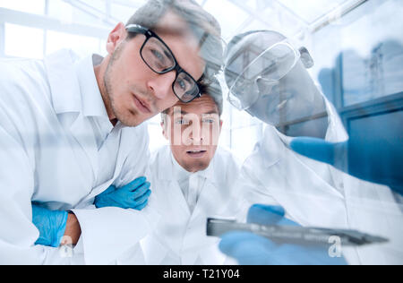 Close up.un gruppo di scienziati per discutere i risultati della experimen Foto Stock