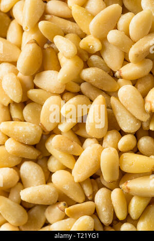 Materie organiche i pinoli in una ciotola Foto Stock