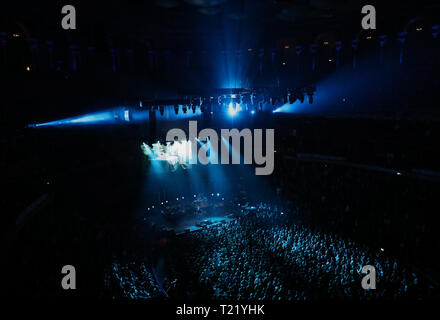 La folla guarda le colombe di eseguire durante la Teenage Cancer Trust concerto, Royal Albert Hall di Londra. Foto Stock