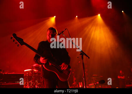 Il bassista di Jimi Goodwin di colombe di eseguire durante la Teenage Cancer Trust concerto, Royal Albert Hall di Londra. Foto Stock