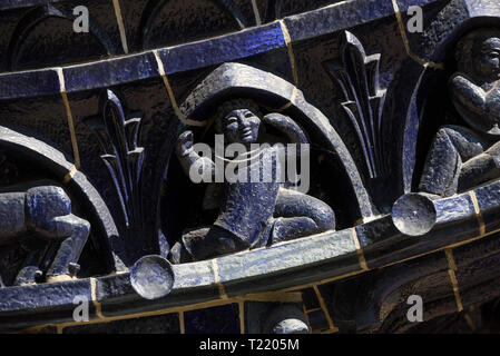 Berlino. Germania. Kreuzkirche Schmargendorf, su Hohenzollerndamm 130. Costruito 1927-29 per un design da Ernst e Günther Paulus. Blue ceramica invetriata por Foto Stock