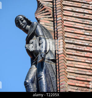 Berlino. Germania. Kreuzkirche Schmargendorf, su Hohenzollerndamm 130. Costruito 1927-29 per un design da Ernst e Günther Paulus. Blue ceramica invetriata sta Foto Stock