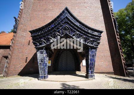 Berlino. Germania. Kreuzkirche Schmargendorf, su Hohenzollerndamm 130. Costruito 1927-29 per un design da Ernst e Günther Paulus. Blue ceramica invetriata por Foto Stock