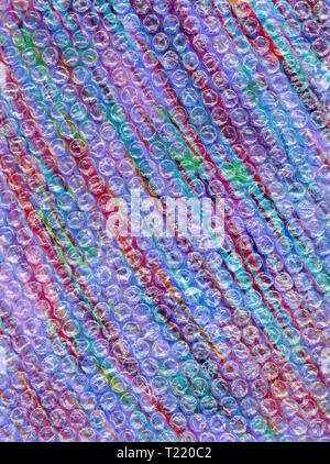 Abstract sfondo con strisce multicolori. Stile grunge sfondo con strisce colorate con graffi e Bubble wrap. Le linee diagonali di colore rosso, pi Foto Stock