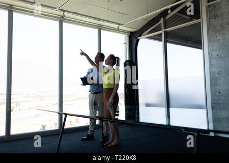 Maschio e femmina architetti interagire gli uni con gli altri in ufficio Foto Stock