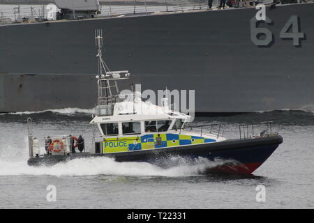 MDP Harris, un'isola-class lancio gestito dal Ministero della Difesa di polizia, sulla scorta e compiti di vigilanza durante l'esercizio comune della Warrior 19-1. Foto Stock